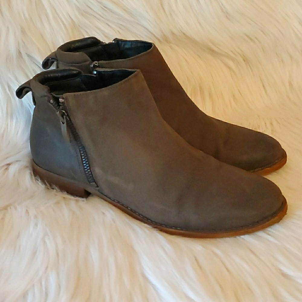 Sold-Fanco Sarto brown booties size 7.5